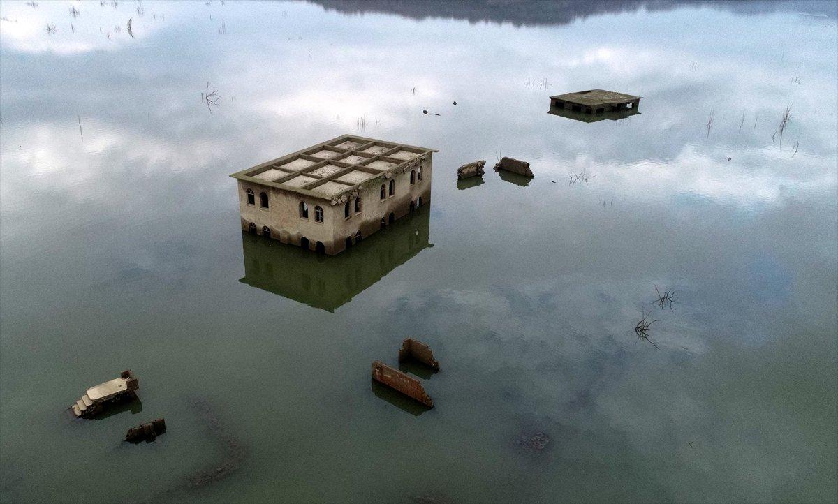 Çanakkale'de su seviyesi azalınca eski köy yeniden göründü