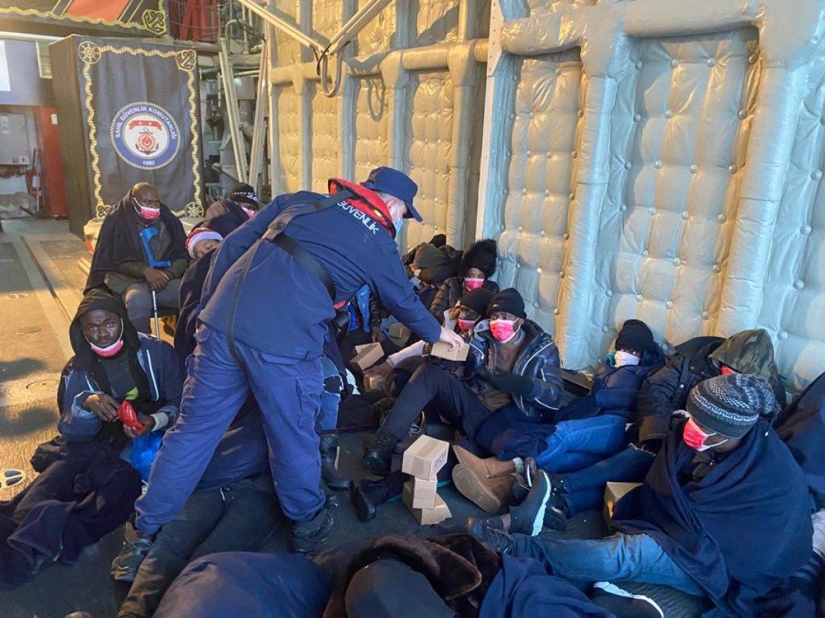 İzmir'de Yunanistan'ın ölüme ittiği 133 göçmen kurtarıldı