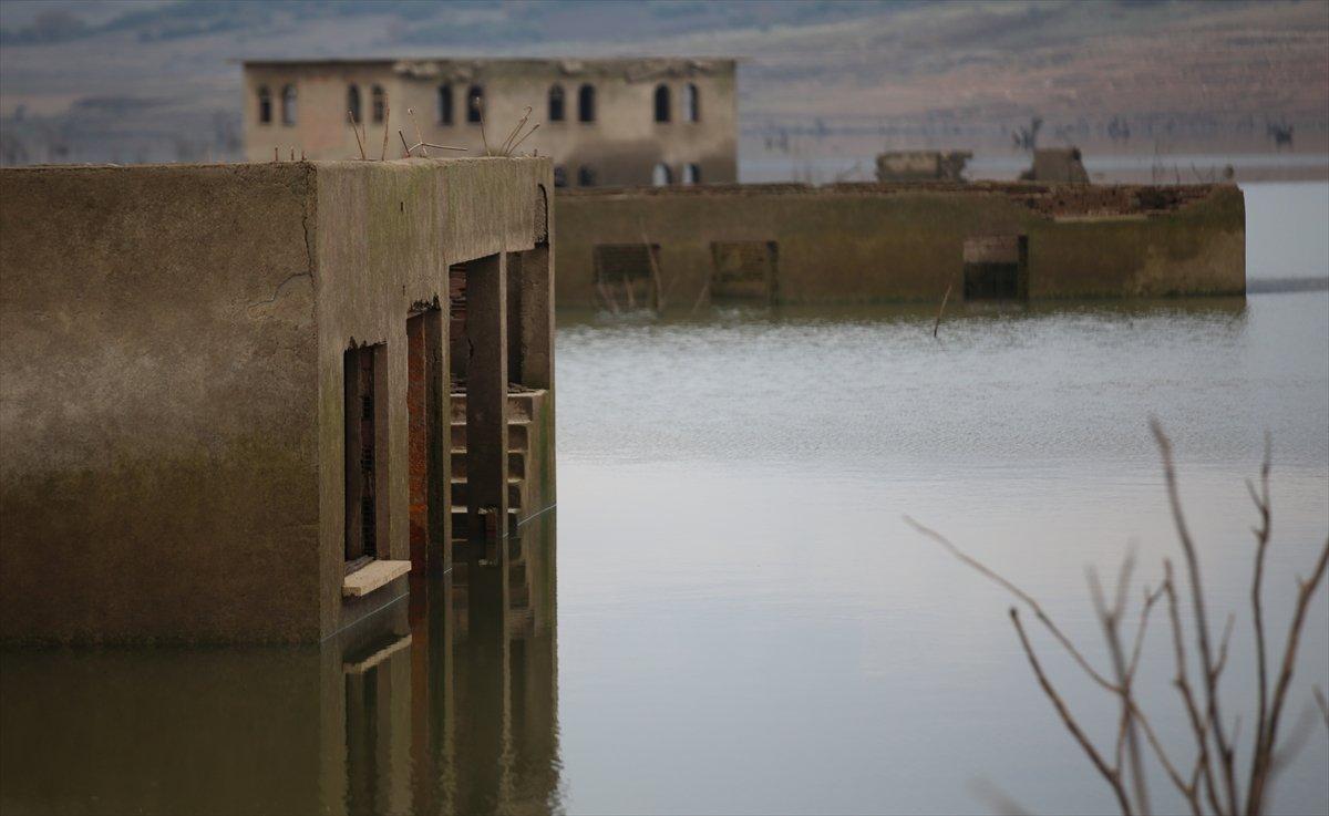 Çanakkale'de su seviyesi azalınca eski köy yeniden göründü