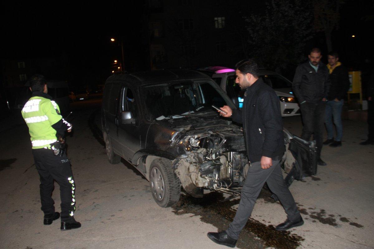 Elazığ’da minibüs ile hafif ticari araç çarpıştı