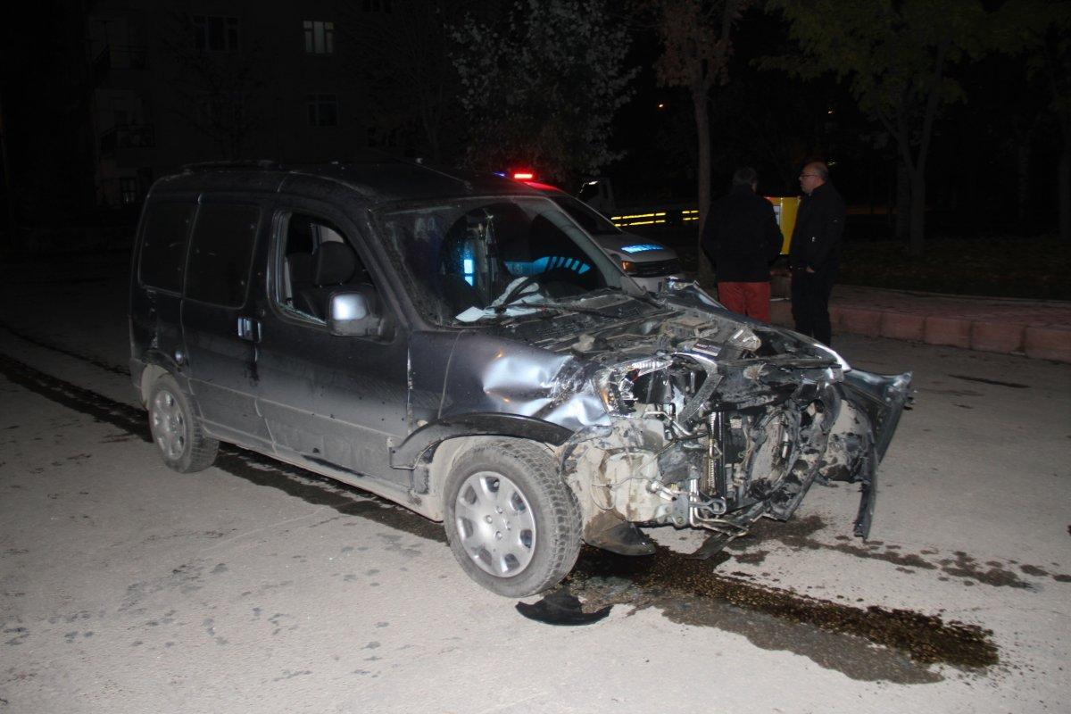 Elazığ’da minibüs ile hafif ticari araç çarpıştı