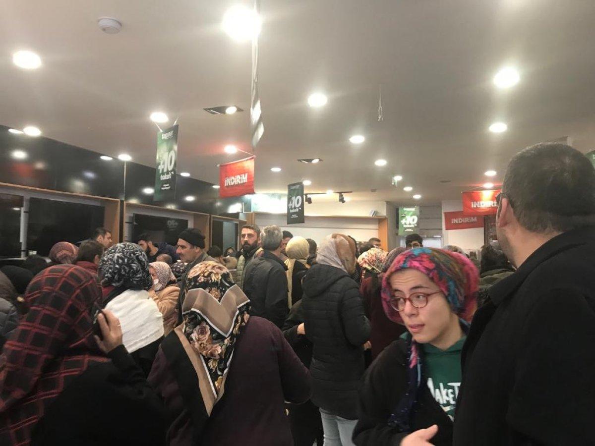 Ankara'da yüzde 50 indirimi duyanlar, mağazada birbirini ezip ısırdı