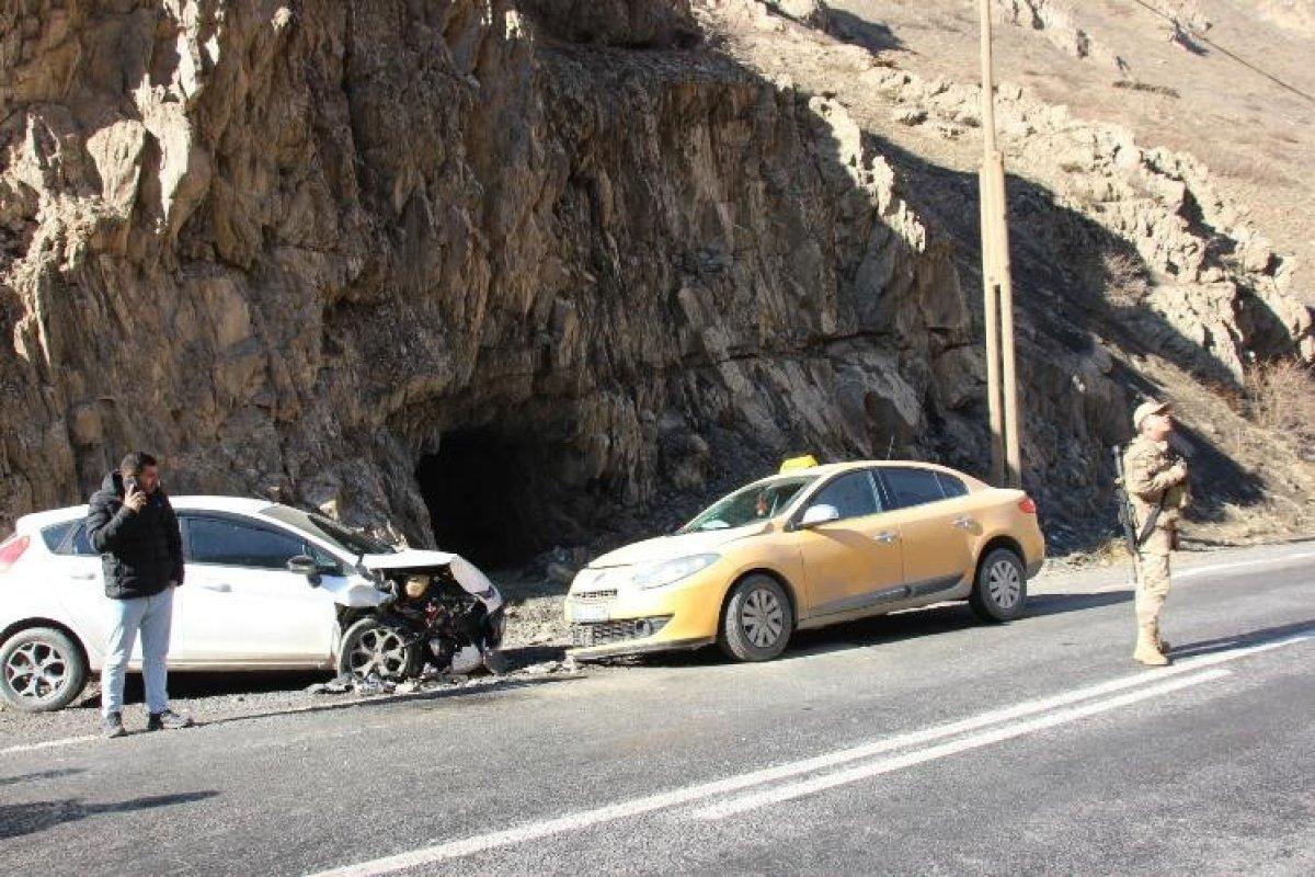 Hakkari’de araçlar kafa kafaya çarpıştı: 7 yaralı