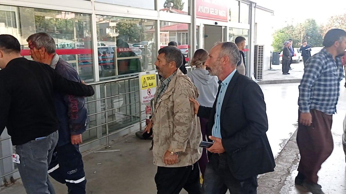 Adana’da çifte römorkun devrilmesi sonucu 34 işçi yaralandı