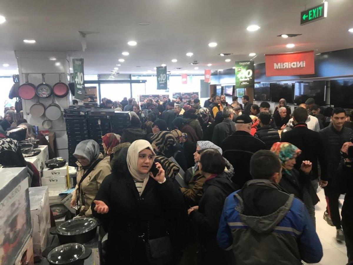 Ankara'da yüzde 50 indirimi duyanlar, mağazada birbirini ezip ısırdı