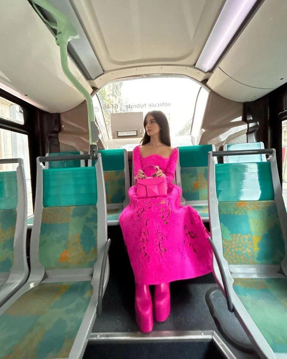 Tuba Büyüküstün kızları ile Paris'e yerleşti