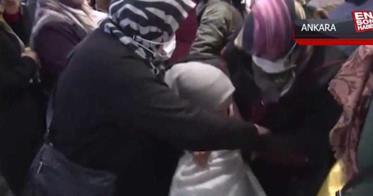 Ankara'da yüzde 50 indirimi duyanlar, mağazada birbirini ezip ısırdı