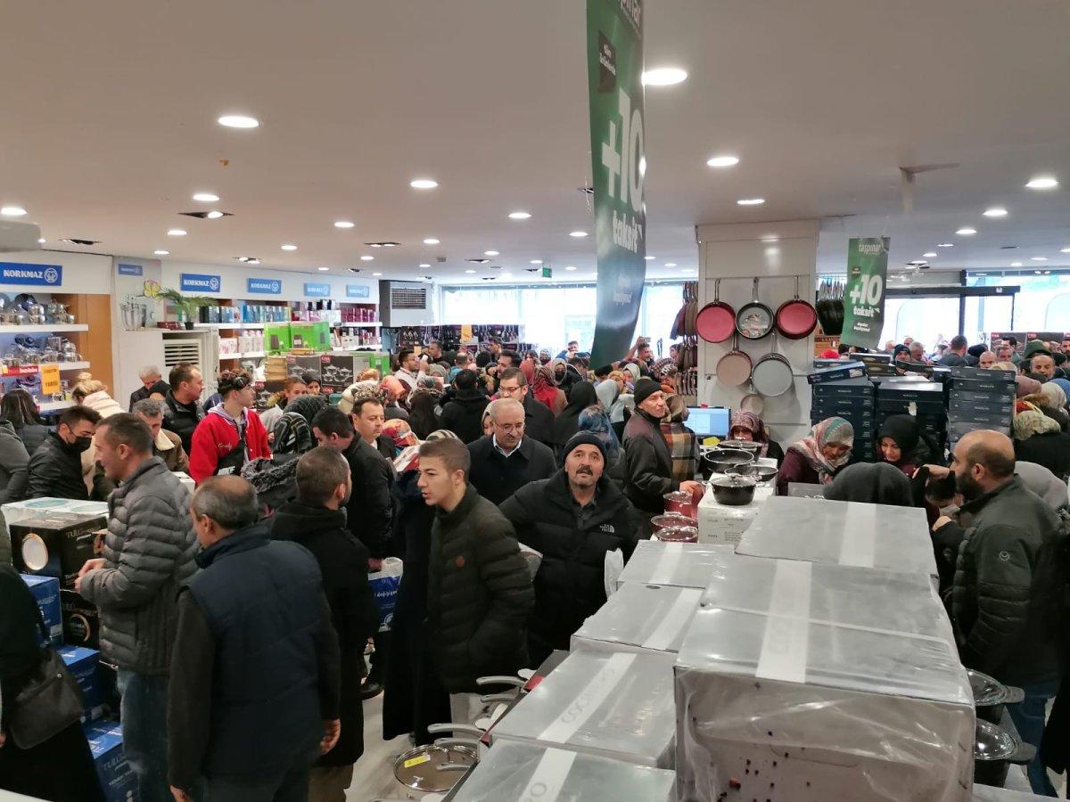 Ankara'da yüzde 50 indirimi duyanlar, mağazada birbirini ezip ısırdı
