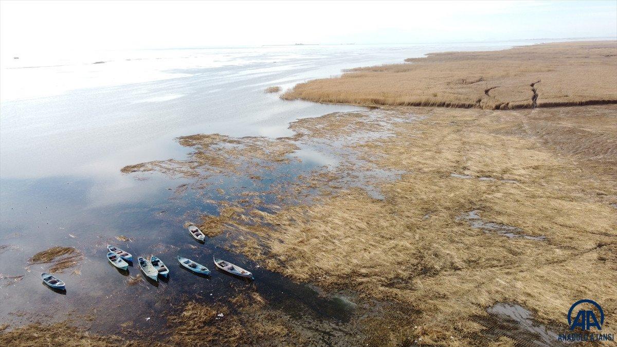Su seviyesi düşen Beyşehir Gölü kıyıları çekiliyor