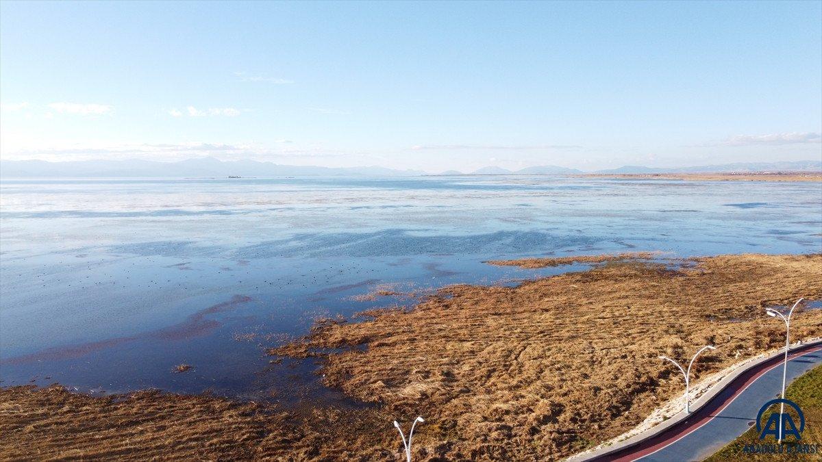 Su seviyesi düşen Beyşehir Gölü kıyıları çekiliyor