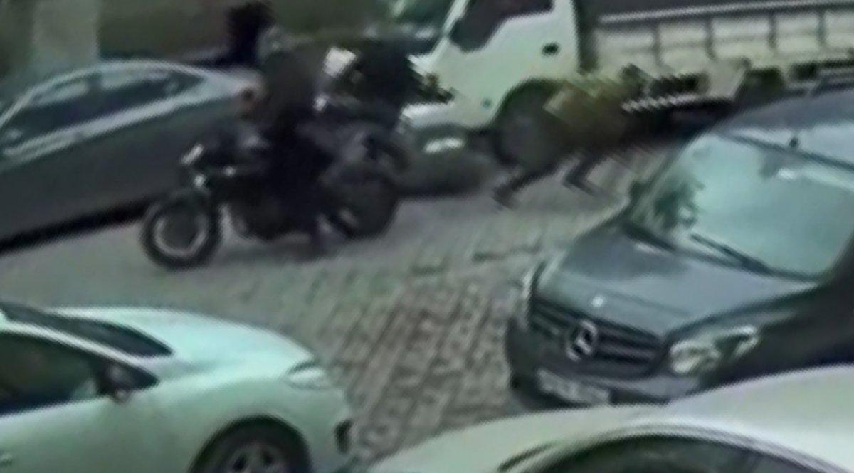 Zeytinburnu'nda para taşıyan motokuryeye silahlı gasp girişimi