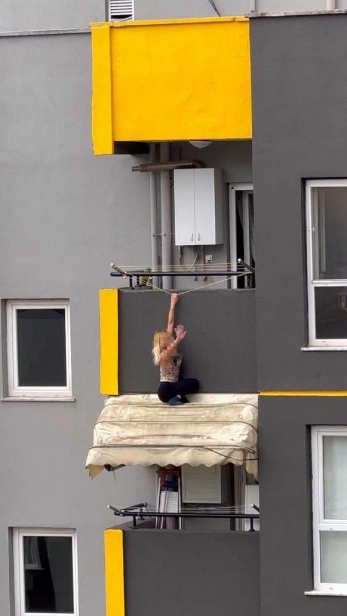 Kocaeli'de alkollü kadın 7'nci katta balkon tentesine çıktı