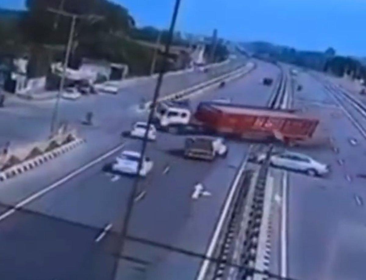 Hindistan'da feci kaza: Tır şoförü bir aileyi yok etti