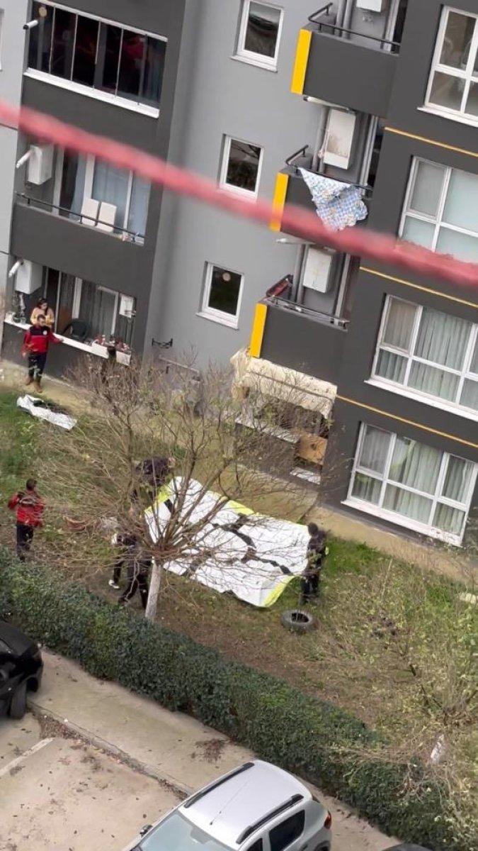 Kocaeli'de alkollü kadın 7'nci katta balkon tentesine çıktı