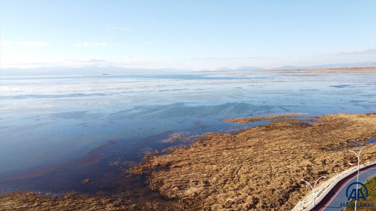 Su seviyesi düşen Beyşehir Gölü kıyıları çekiliyor
