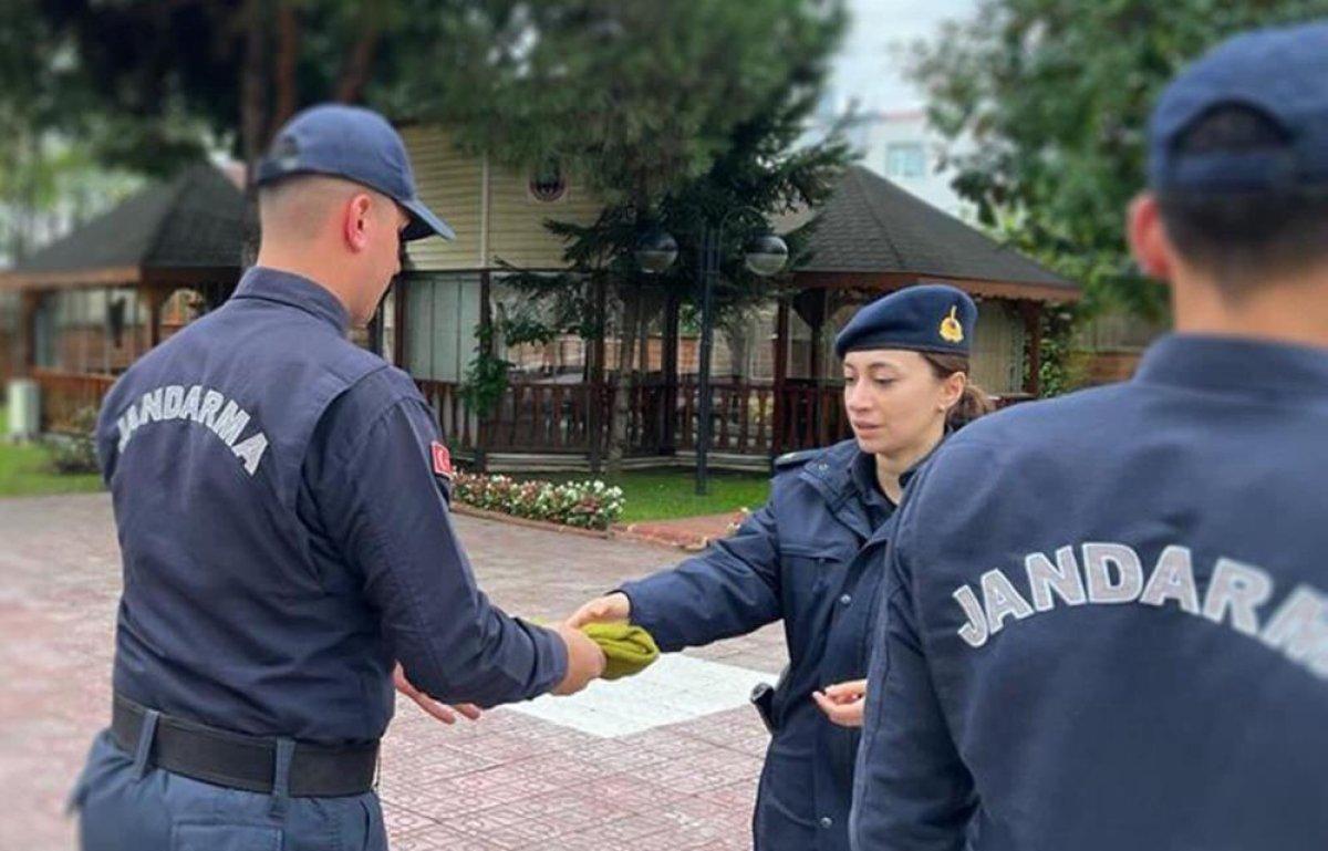 Ordulu Fatma teyze Mehmetçik için çorap ördü