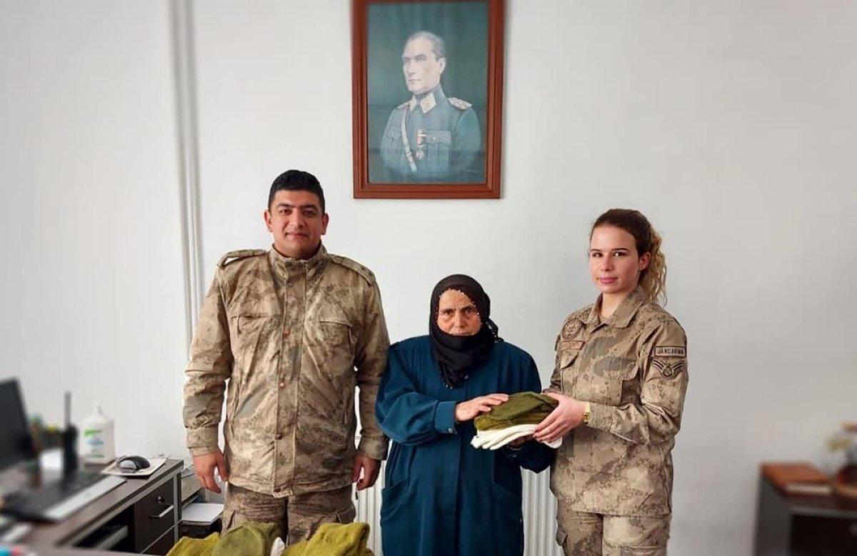 Ordulu Fatma teyze Mehmetçik için çorap ördü