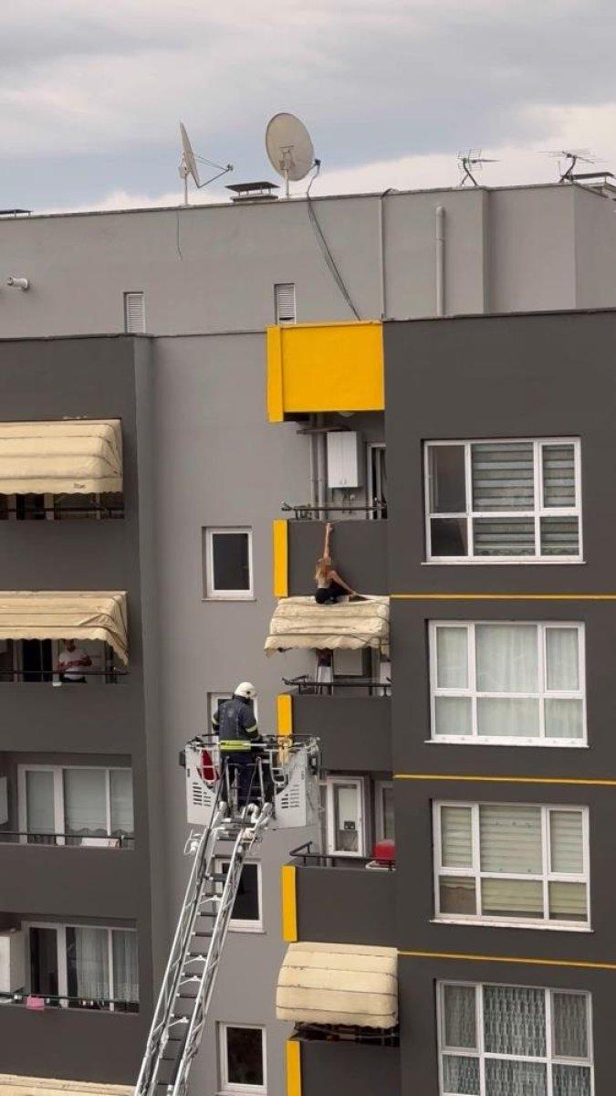 Kocaeli'de alkollü kadın 7'nci katta balkon tentesine çıktı