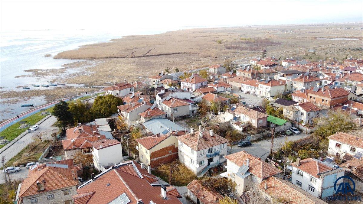 Su seviyesi düşen Beyşehir Gölü kıyıları çekiliyor