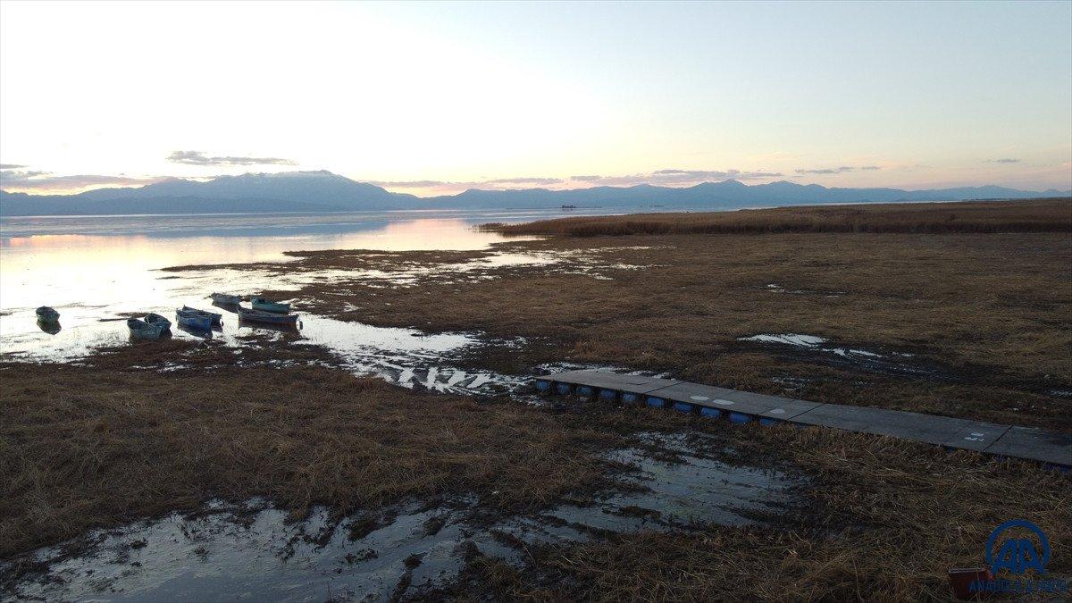 Su seviyesi düşen Beyşehir Gölü kıyıları çekiliyor