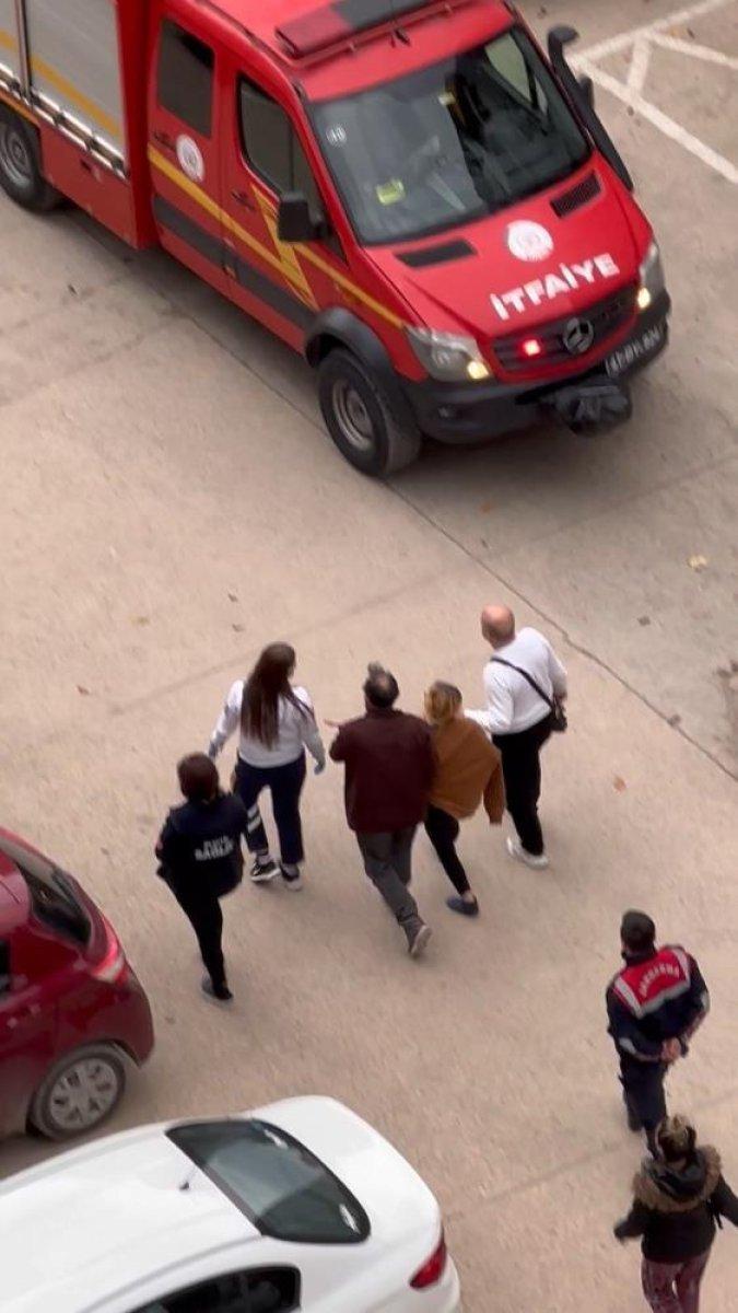 Kocaeli'de alkollü kadın 7'nci katta balkon tentesine çıktı