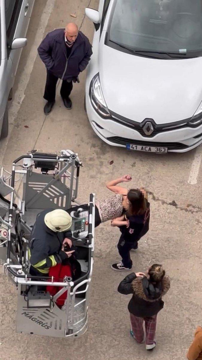 Kocaeli'de alkollü kadın 7'nci katta balkon tentesine çıktı