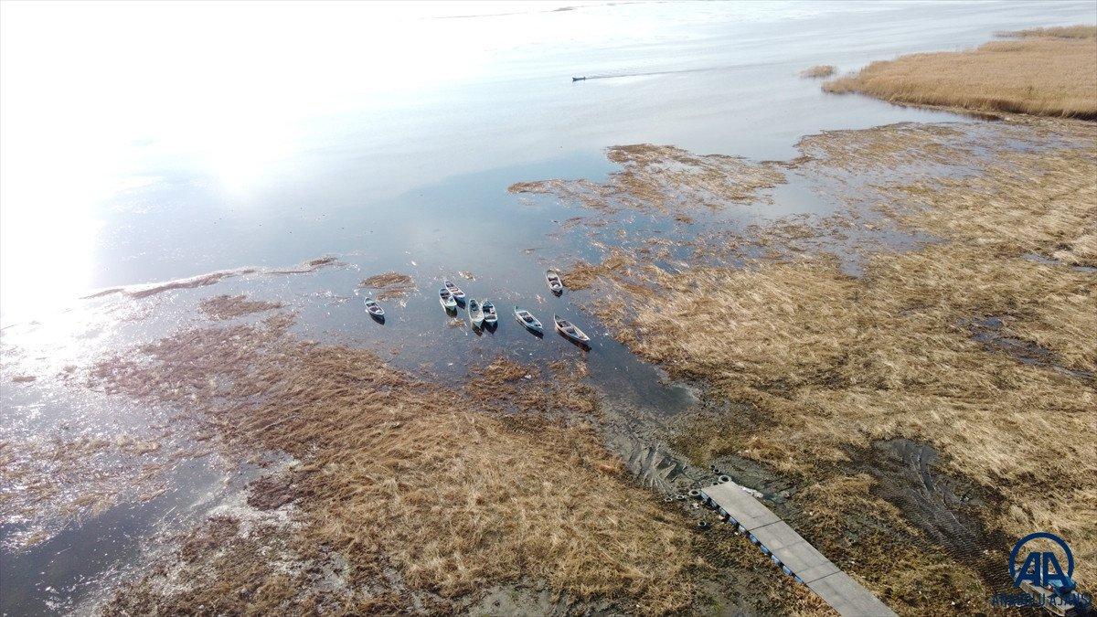 Su seviyesi düşen Beyşehir Gölü kıyıları çekiliyor