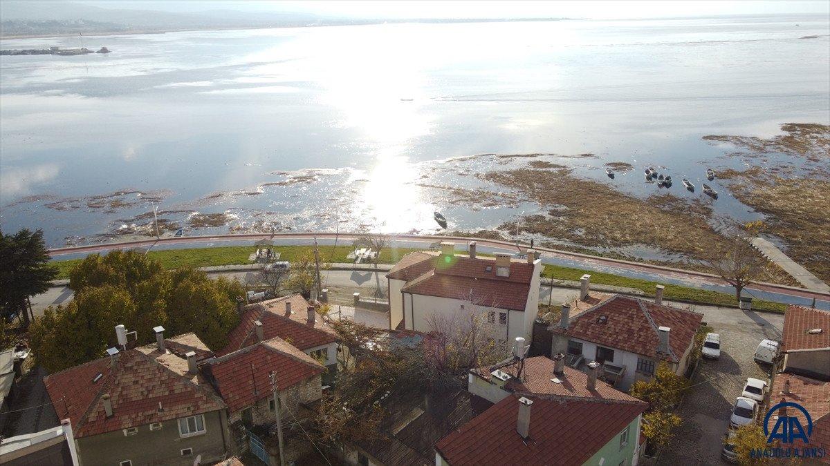 Su seviyesi düşen Beyşehir Gölü kıyıları çekiliyor