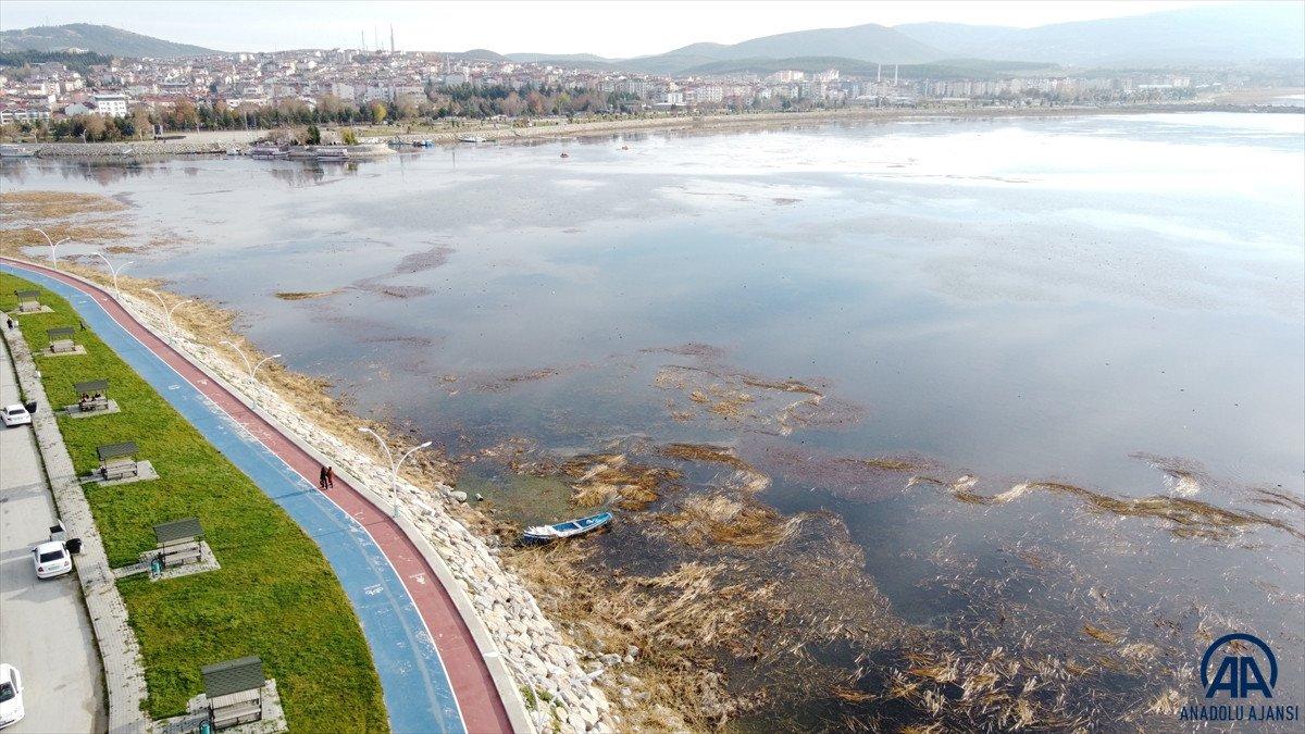 Su seviyesi düşen Beyşehir Gölü kıyıları çekiliyor