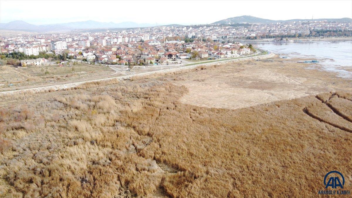 Su seviyesi düşen Beyşehir Gölü kıyıları çekiliyor