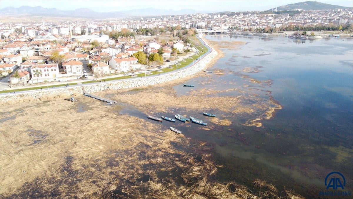Su seviyesi düşen Beyşehir Gölü kıyıları çekiliyor