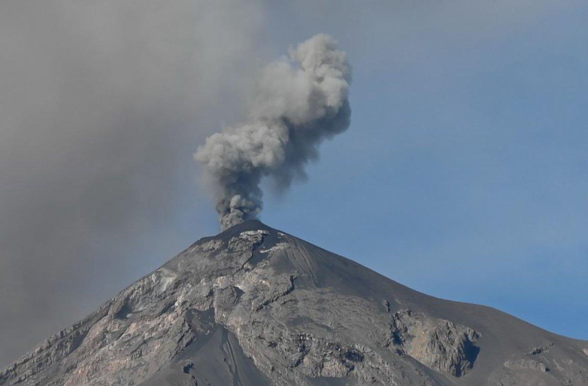 Fuego Yanardağı lav püskürttü