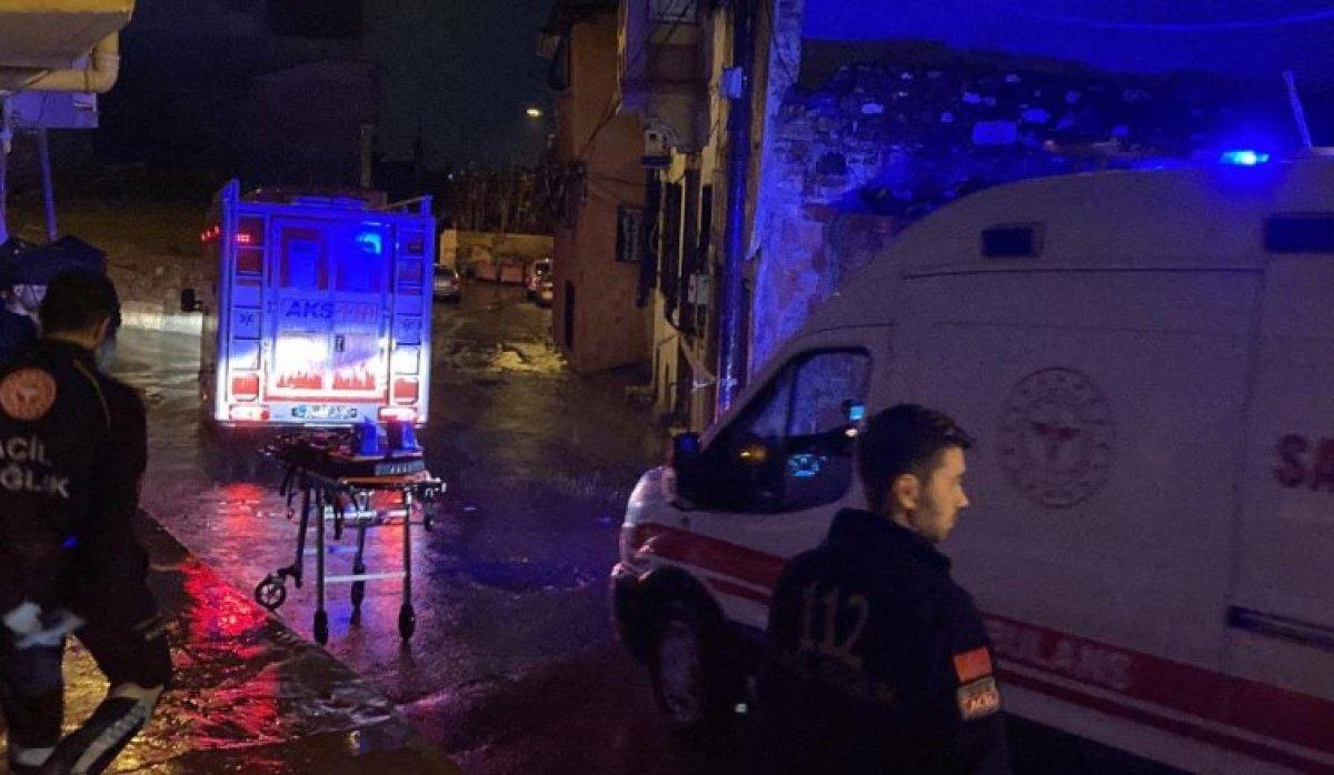 İzmir’de sağanak yağmur nedeniyle evin çatısı çöktü