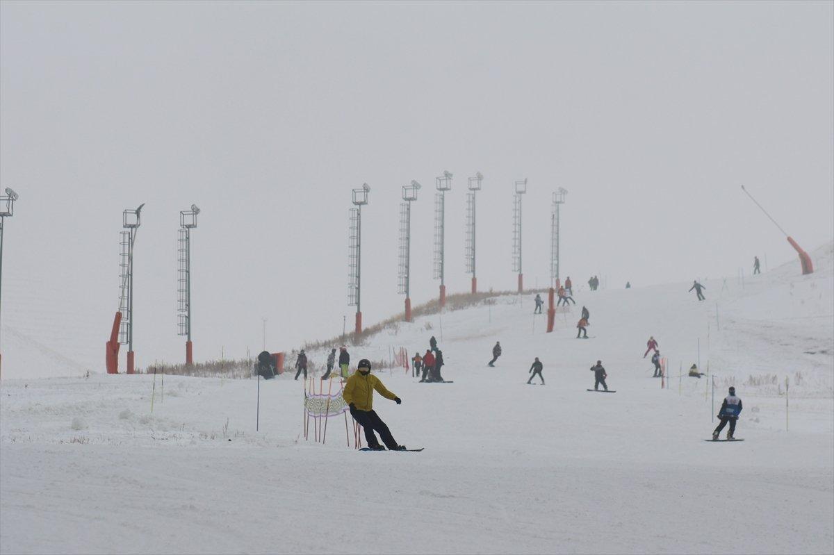 Palandöken'de pistler şenlenmeye başladı 