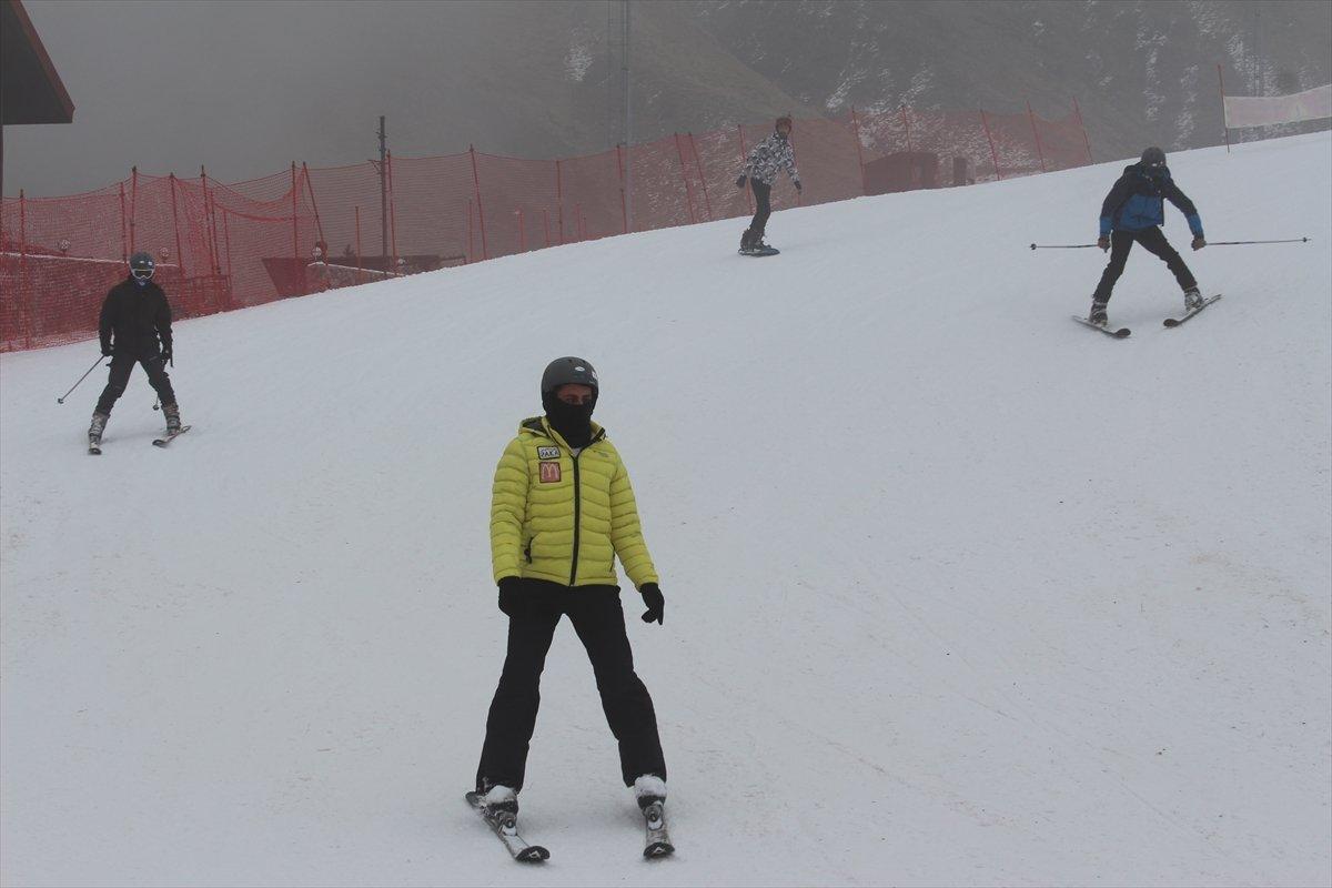Palandöken'de pistler şenlenmeye başladı 