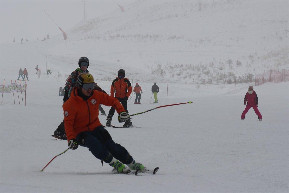 Palandöken'de pistler şenlenmeye başladı 