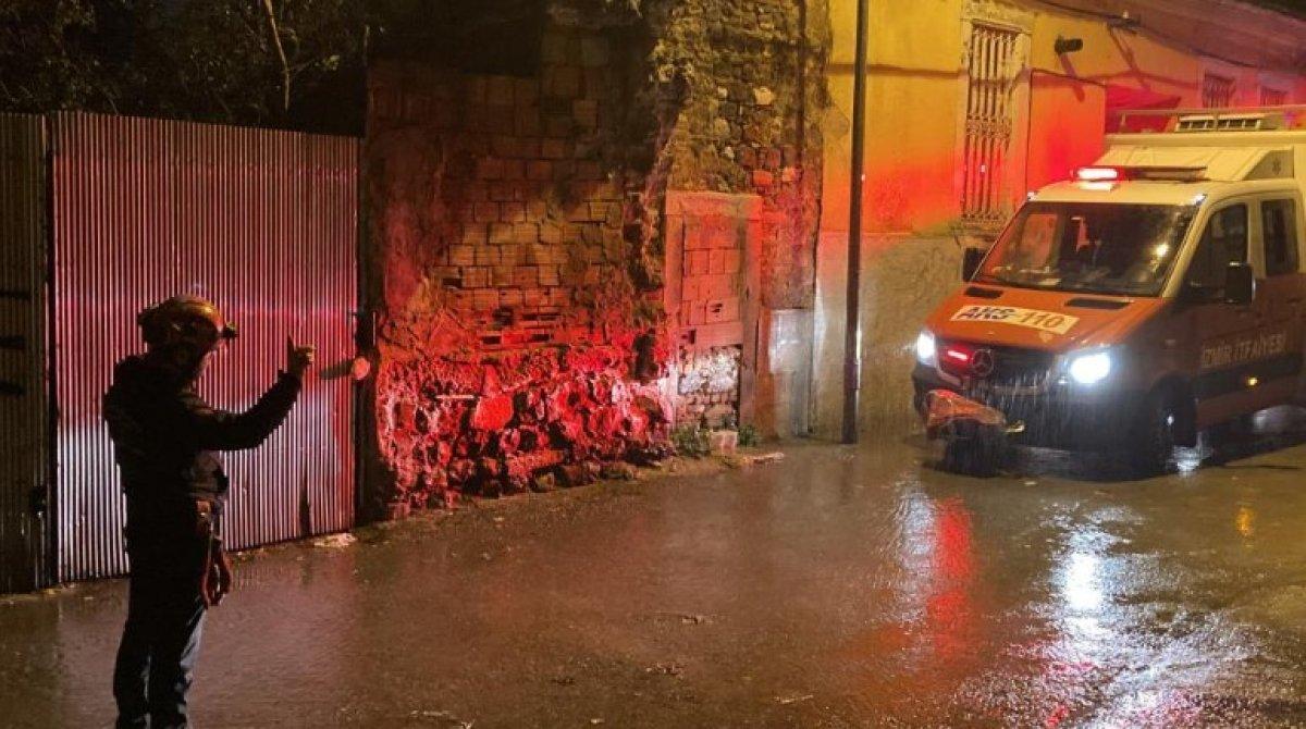 İzmir’de sağanak yağmur nedeniyle evin çatısı çöktü