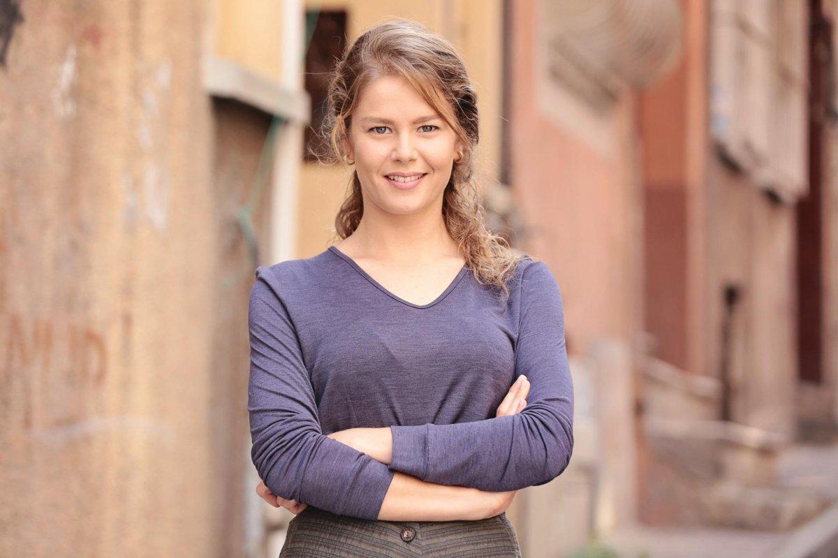 Oyuncu Suna Selen: Tiyatroyu her zaman daha çok sevdim, Burcu Biricik hayranıyım