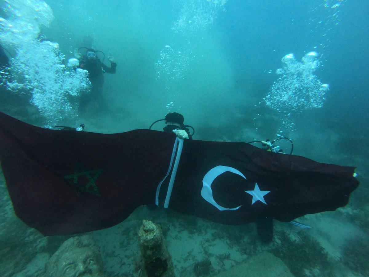 Faslı öğrenci su altında tur kutladı