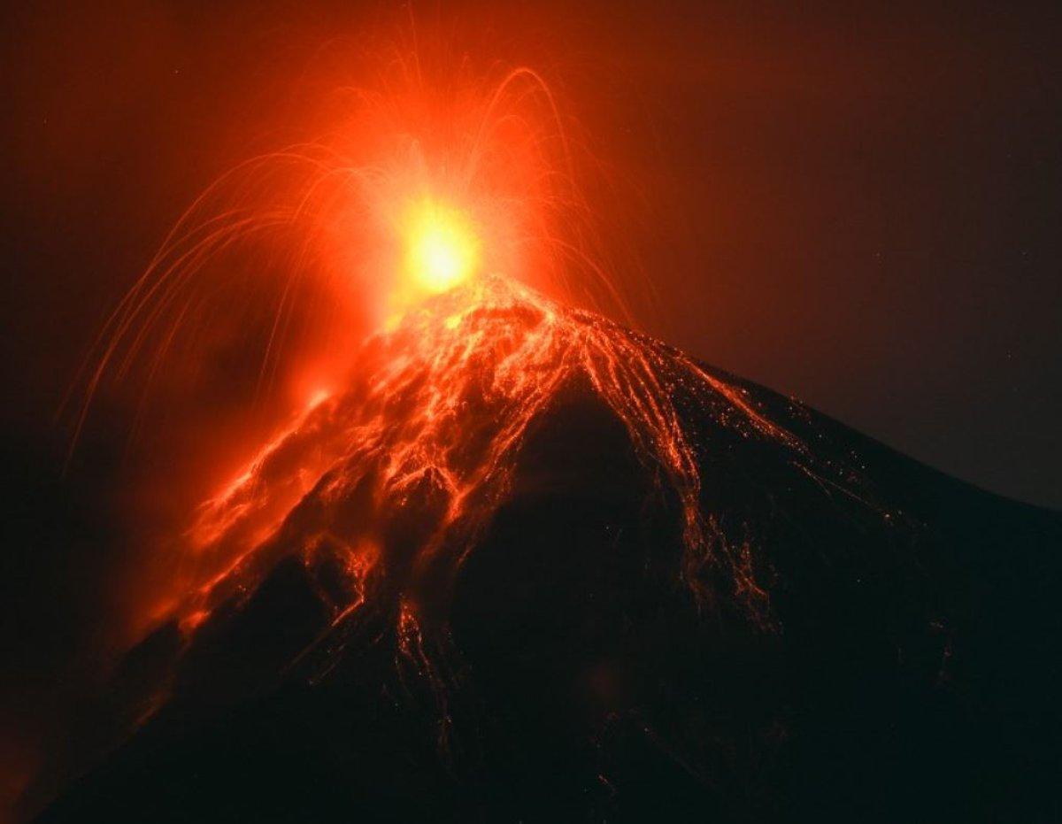 Fuego Yanardağı lav püskürttü