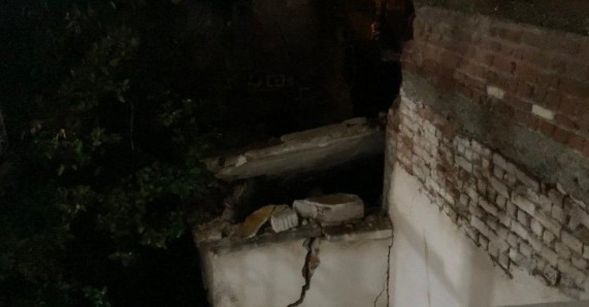 İzmir’de sağanak yağmur nedeniyle evin çatısı çöktü