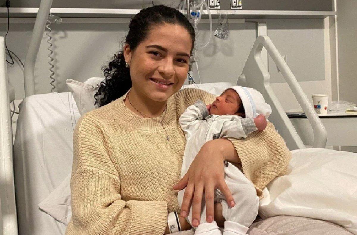 Hamile olduğunu bilmeyen kadın uçakta doğum yaptı