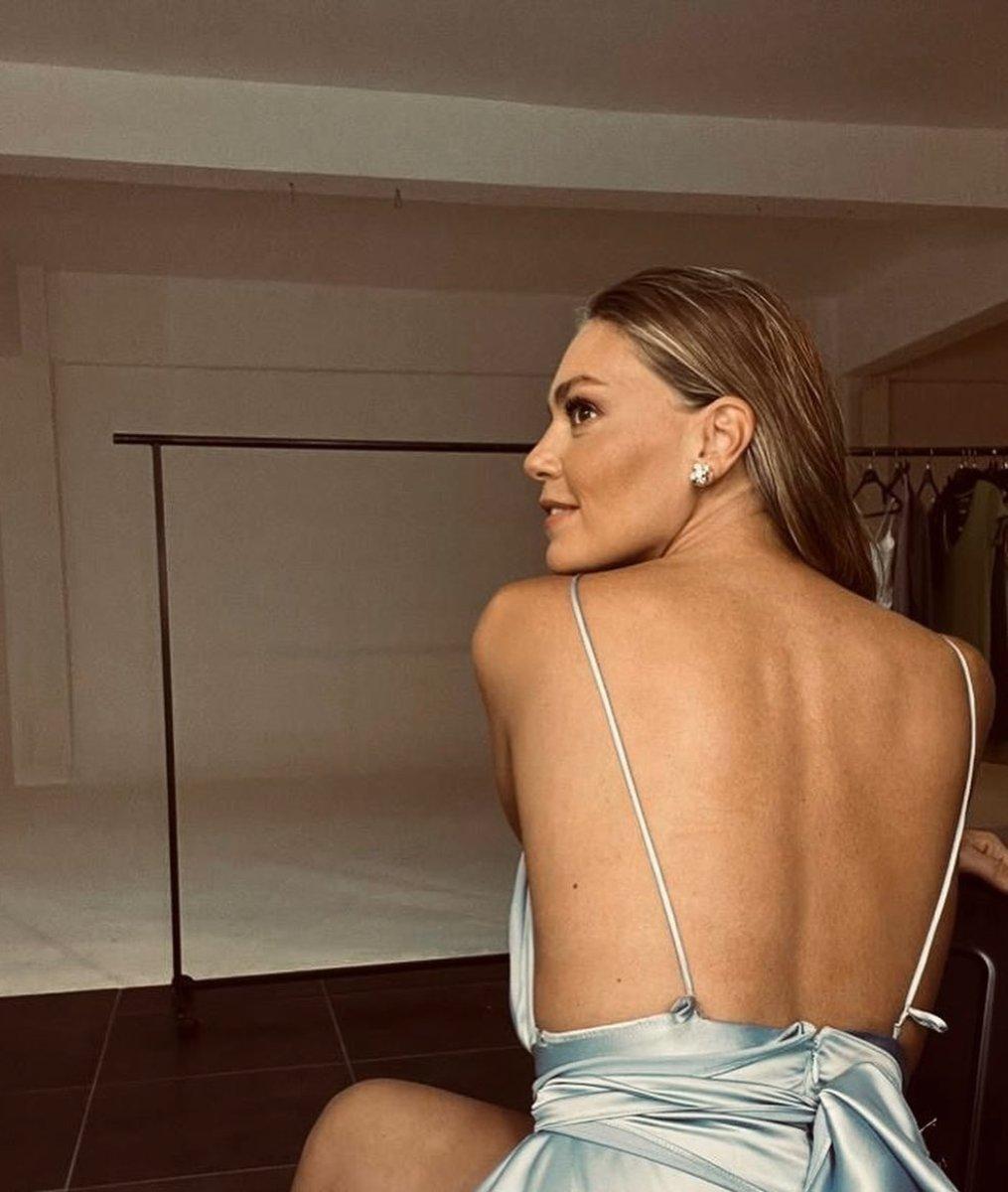 Aslı Enver karnını gizledi