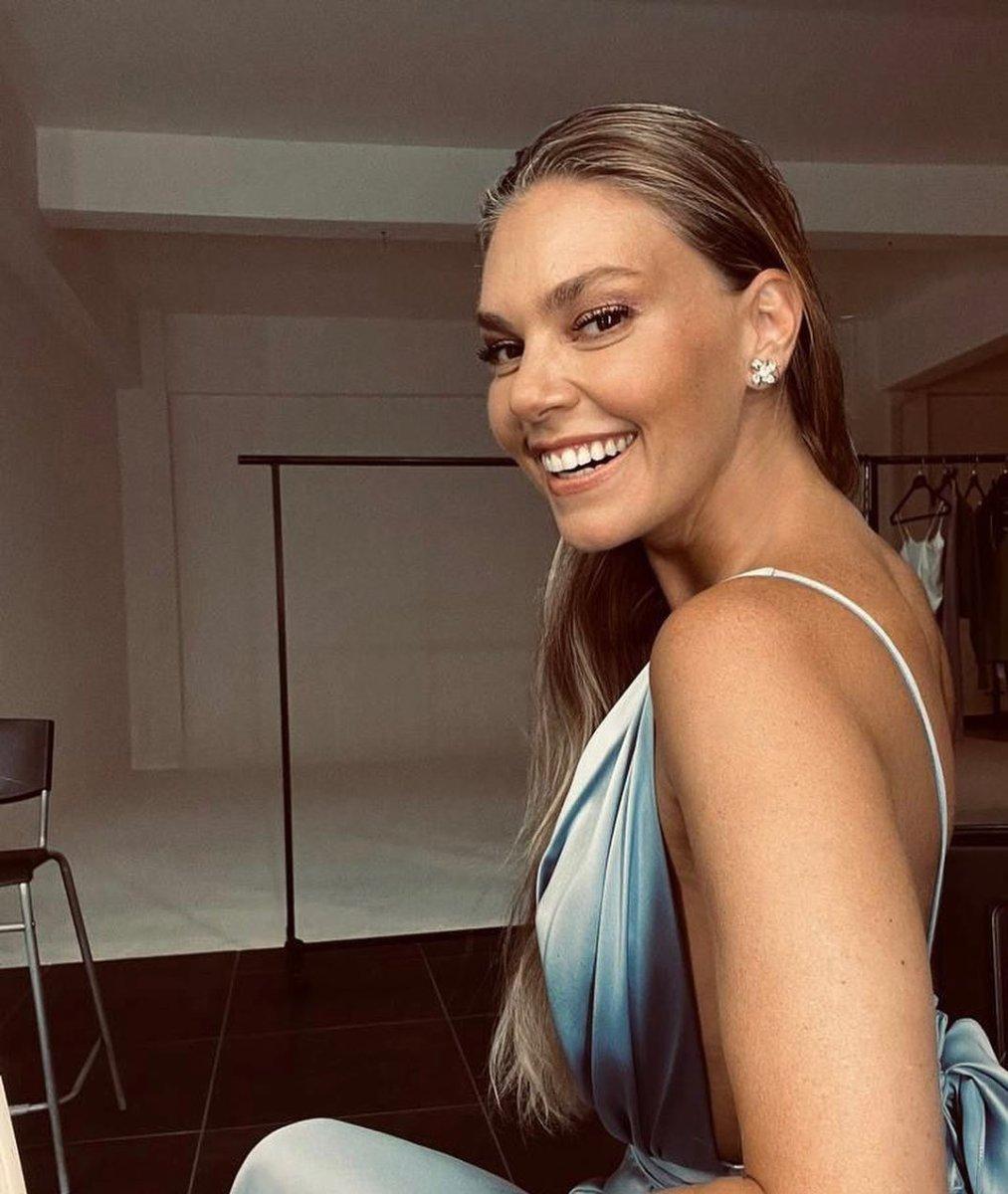 Aslı Enver karnını gizledi