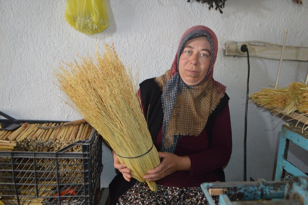 Afyonkarahisar'da geleneksel yöntemlerle ot süpürgesi yapılıyor