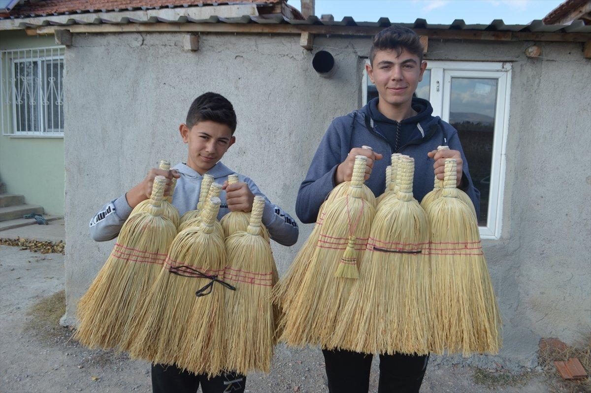 Afyonkarahisar'da geleneksel yöntemlerle ot süpürgesi yapılıyor