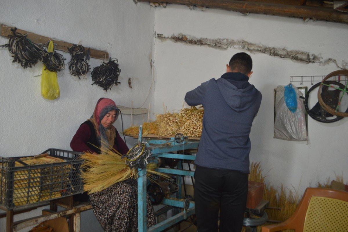 Afyonkarahisar'da geleneksel yöntemlerle ot süpürgesi yapılıyor