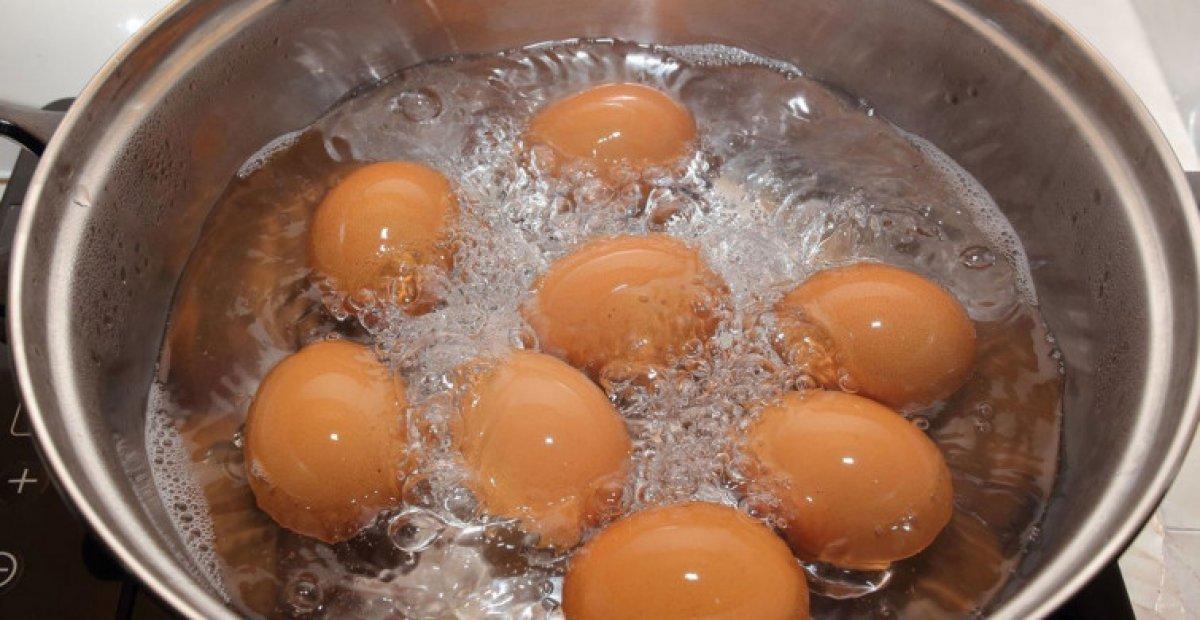 Kaynamış yumurtanın suyu nimetmiş meğer! Sakın dökmeyin çünkü…