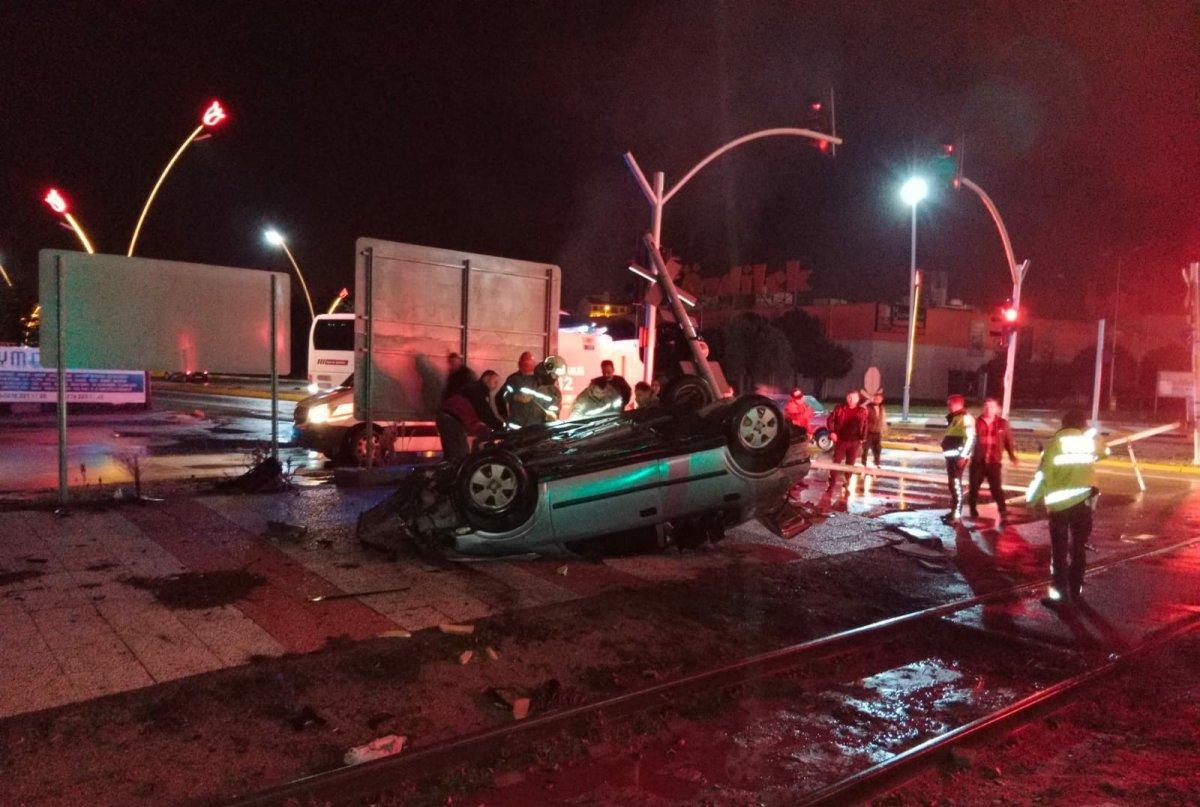 Uşak'ta trene çarpan araçtaki 2 kişi ağır yaralandı