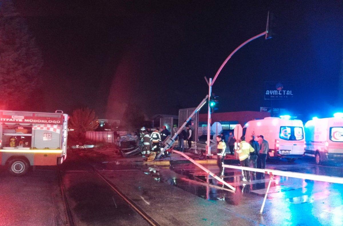 Uşak'ta trene çarpan araçtaki 2 kişi ağır yaralandı